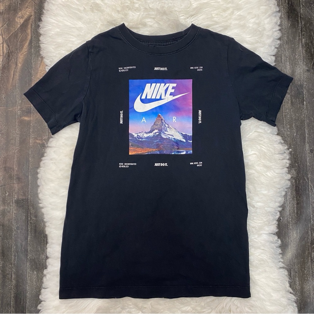 THE NIKE TEE AIR KIDS GRAPHIC MOUNTAIN SUNSET NIKE LOGO BLACK SHIRT